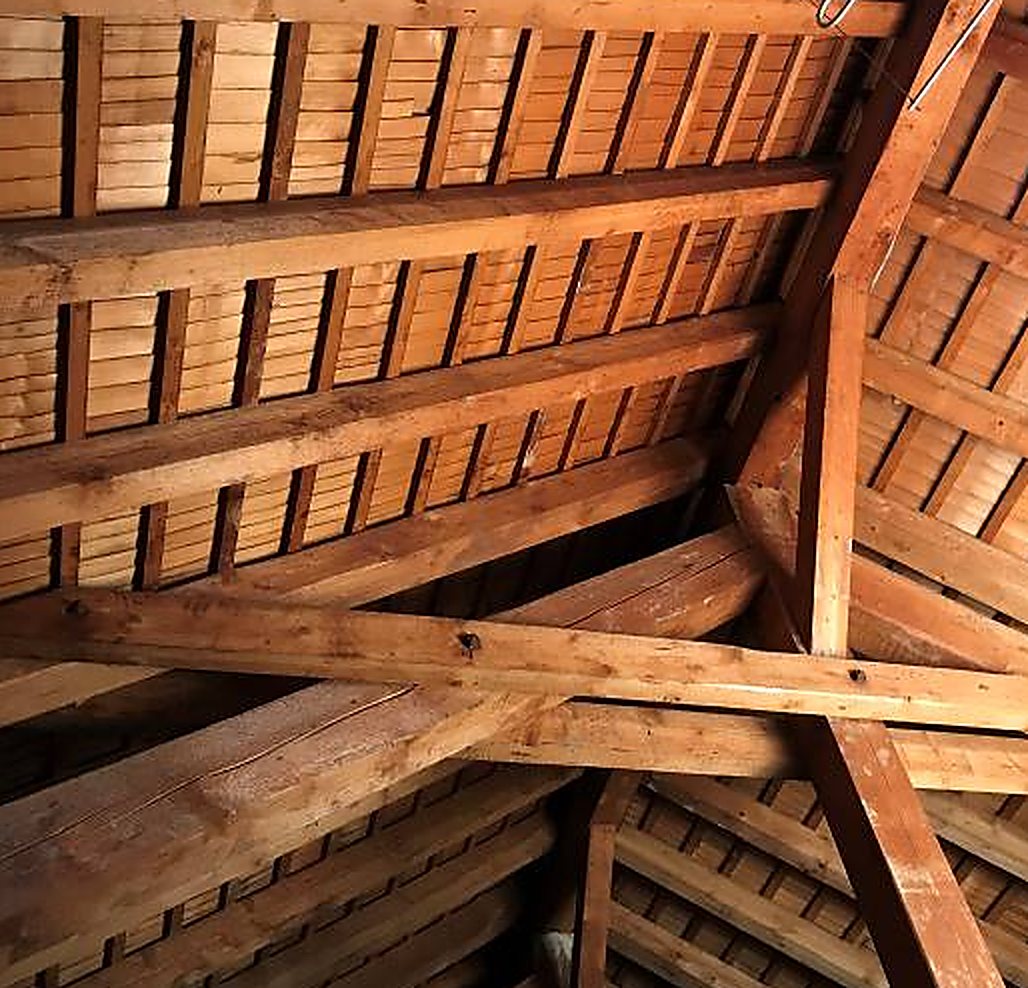 Historische Holzkonstruktion des Dachstuhls der Turnhalle Oberhofen