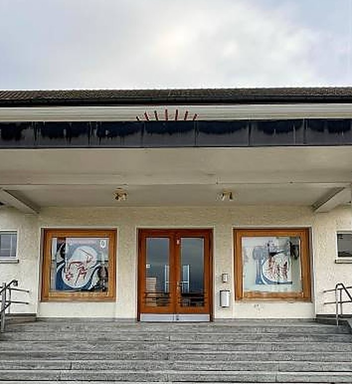 Haupteingang mit Portikus, Freitreppe und Wandbildern