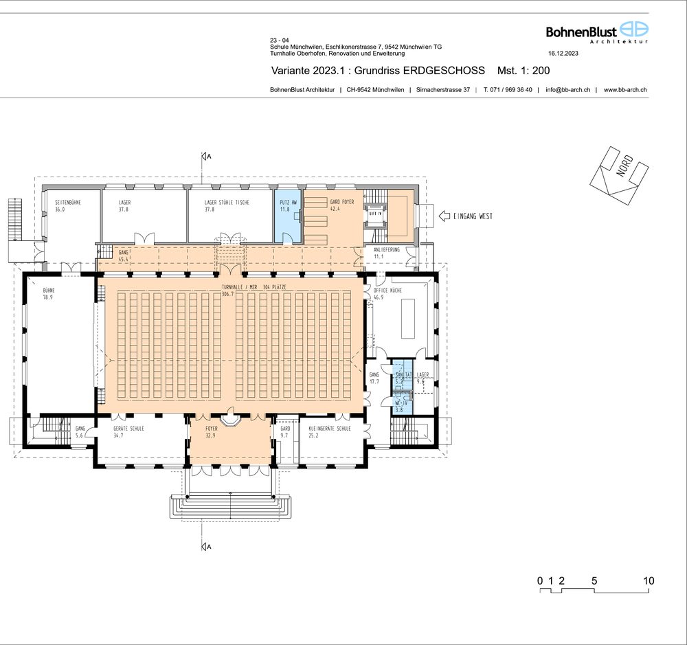 Grundriss Erdgeschoss 1:200 mit Halle, Bühne, Küche und Anbau